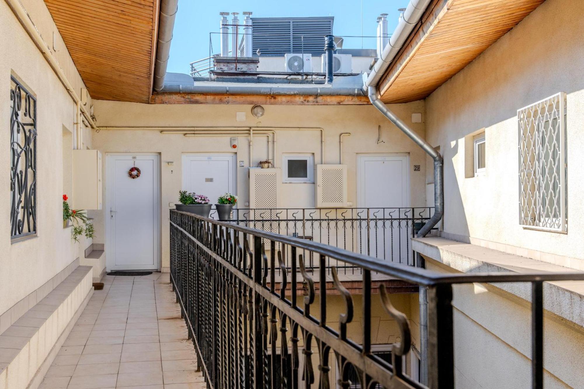 Cozy Flat In The Heart Of Buda Apartment Budapest Exterior photo