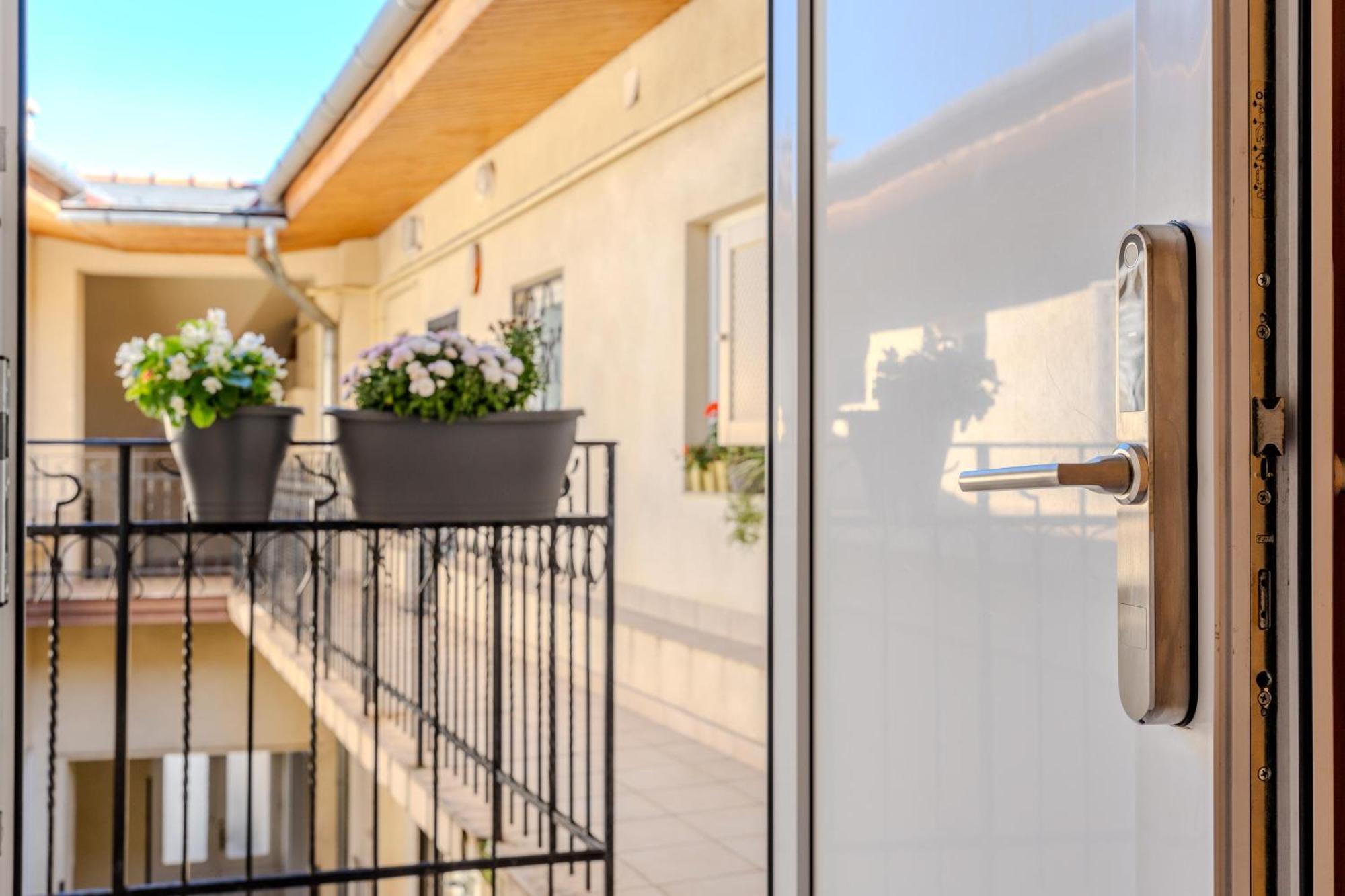 Cozy Flat In The Heart Of Buda Budapest Exterior photo